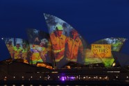 Sidnejas Operas nams uzmirdz par godu ugunsdzēsējiem - 3