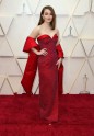 Kinozvaigznes uz sarkanā paklāja 'Oskara 2020" ceremonijā - 40