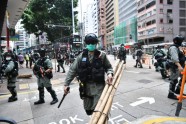 Honkongā policija izklīdina tūkstošiem protestētāju - 1