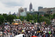 ASV tūkstoši pulcējas pamatā mierīgos protestos pret rasismu, 6. jūnijs.  - 6