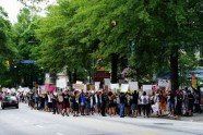 ASV tūkstoši pulcējas pamatā mierīgos protestos pret rasismu, 6. jūnijs.  - 12