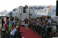 2012. gads. Bijušais BMX riteņbraucējs Māris Štrombergs pie "airBaltic" lidmašīnas. 