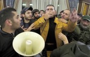 Armēnijas parlamentā plosās protestētāju pūlis - 4