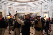 Demonstranti ielauzušies ASV Kapitolija ēkā  - 7