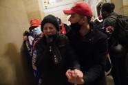 Demonstranti ielauzušies ASV Kapitolija ēkā  - 25