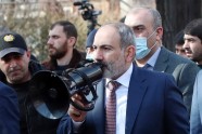 Valdības un opozīcijas protesti Armēnijas galvaspilsētas Erevānas ielās - 10