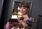 63rd_Annual_Grammy_Awards_-_Press_Room_13441.jpg-7de2c