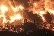 Ugunsgrēka dēļ naftas pārstrādes rūpnīcā Indonēzijā evakuē simtiem cilvēku - 2