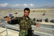 Afgāņu karavīri pamestajā Bagramas bāzē 