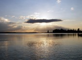 Debesis saulriets upe Daugava