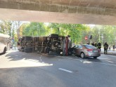 Zem Gustava Zemgala gatves pārvada apgāžas kravas auto - 2