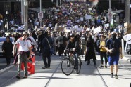 Austrālijā policija izklīdina protestētājus pret karantīnu - 2