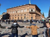 Spītējot policijas lūgumam, Rīgā pulcējas protestētāji - 4