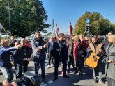 Spītējot policijas lūgumam, Rīgā pulcējas protestētāji - 11