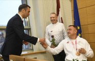 Rīgas domes priekšsēdētājs Mārtiņš Staķis pasniedz naudas balvas galvaspilsētas sportistiem - 35