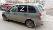 Krievijas armijas atbalstam līmē 'Z' burtu uz mašīnām