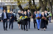 Ukrainas parlamenta vicespīkere noliek ziedus pie Brīvības pieminekļa - 1