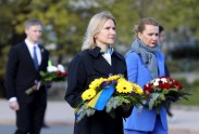 Ukrainas parlamenta vicespīkere noliek ziedus pie Brīvības pieminekļa - 2