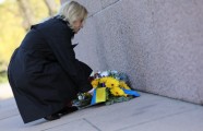 Ukrainas parlamenta vicespīkere noliek ziedus pie Brīvības pieminekļa - 5
