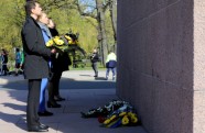 Ukrainas parlamenta vicespīkere noliek ziedus pie Brīvības pieminekļa - 6