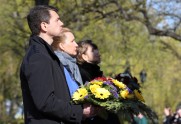 Ukrainas parlamenta vicespīkere noliek ziedus pie Brīvības pieminekļa - 7