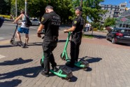 Rīgas policija patrulē ar elektroskrejriteņiem - 3