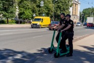 Rīgas policija patrulē ar elektroskrejriteņiem - 11