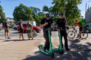 Rīgas policija patrulē ar elektroskrejriteņiem - 13