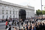 Londonā cilvēki vēro Elizabetes II zārka pārvešanu uz Vestminsteras zāli - 24