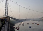 Indijā sabrūk tilts - 5