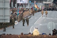 Stalti kareivji un militārā tehnika Rīgā dodas svētku parādē - 72