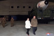 Kims ČENUNS ar meitu raķete ziemeļkoreja
