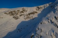 Austrijas Alpos meklē sniega lavīnā apraktus slēpotājus - 9