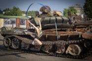 Ukraina Kijivas centrā izvieto iznīcinātos okupantu tankus - 1