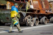 Ukraina Kijivas centrā izvieto iznīcinātos okupantu tankus - 3