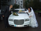 У свадебного лимузина