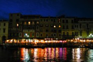 Venecija naktī no kustīgas laivas