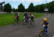 Bērnu velosacensības Uzvaras parkā.