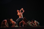 Skats no mūsdienu dejas izrādes ‘Tango Plus. Ceļojumi’ ar Astora Pjacollas un dažādu tautu mūziku