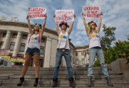Femen разделись назло милиции