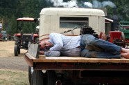 Тракторист устал...)))