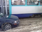 Auto nobliķē tramvaju satiksmi - 1