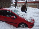 Krītošs sniegs sabojā auto - 1