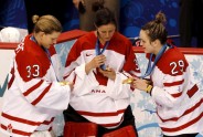 Kanādas hokejistes svin uzvaru - 3