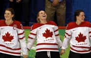 Kanādas hokejistes svin uzvaru - 4