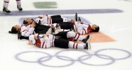 Kanādas hokejistes svin uzvaru - 5