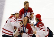 Kanādas hokejistes svin uzvaru - 8