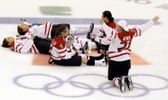Kanādas hokejistes svin uzvaru - 10