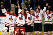 Kanādas hokejistes svin uzvaru - 11