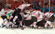 Kanādas hokejistes svin uzvaru - 12